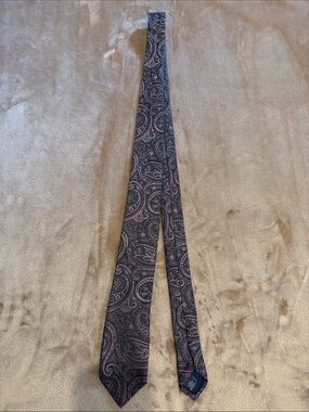 Ryan Seacrest Distinction Black and Pink Paisley Silk Tie